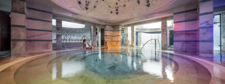 Das Mineralbad des Römisch-Irischen Bades ist geschmückt mit einer Kuppel des Künstlers Steivan Liun Könz.