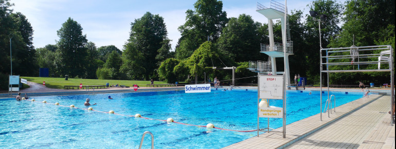 Im Freibad wird den Besuchern auch ein Sprungturm geboten.