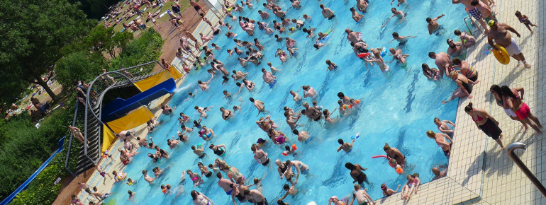 Viel los ist an den heißen Sommertagen im Bürgerbadepark.