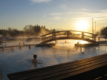 Im Außenbereich der Chiemgau Thermen können sich die Gäste im großen Relaxbecken, im 125 m langen Strömungskanal, im Aktivbecken mit Schwimmbahnen und im Whirlpool aufhalten oder sich im Kneipp-Tretbecken abkühlen.
