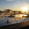 Im Außenbereich der Chiemgau Thermen können sich die Gäste im großen Relaxbecken, im 125 m langen Strömungskanal, im Aktivbecken mit Schwimmbahnen und im Whirlpool aufhalten oder sich im Kneipp-Tretbecken abkühlen.