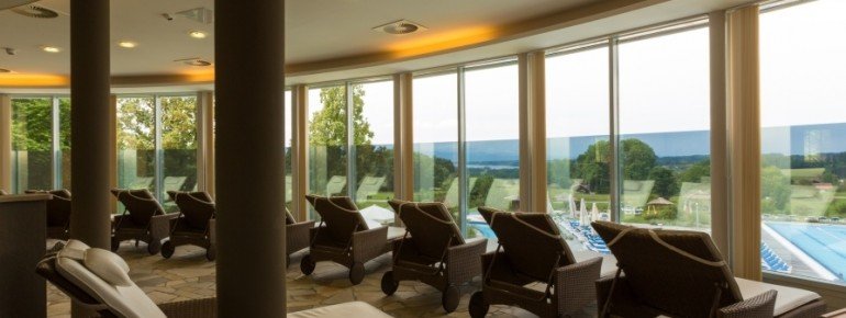 Im Ruhebereich im ersten Stock genießt du einen herrlichen Ausblick über den Simssee zum Wendelstein.