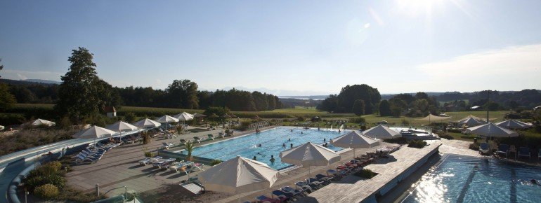 Im Außenbereich der Chiemgau Thermen Bad Endorf lässt es sich herrlich entspannen.