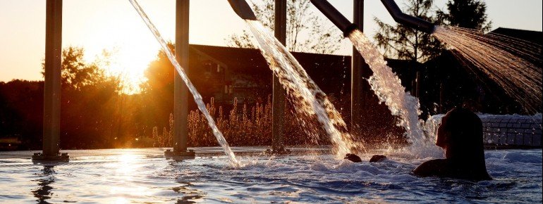 In den Becken sorgen Massagedüsen und Schwallduschen für viel Abwechslung.