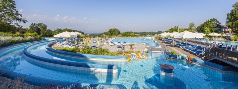 Im 125 Meter langen Strömungskanal kannst du dich gemütlich treiben lassen oder schnell dahinflitzen.