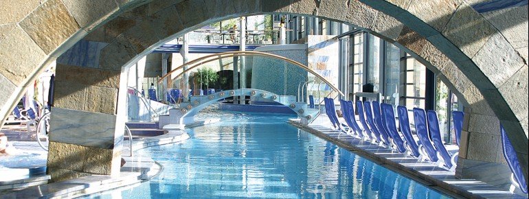 Das große Hauptbecken ist angenehme 33 Grad warm.