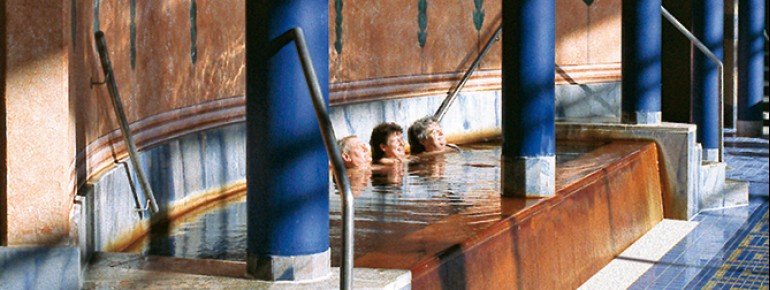 Das eisenhaltige Wasser im Sitzbecken ist rötlich gefärbt.