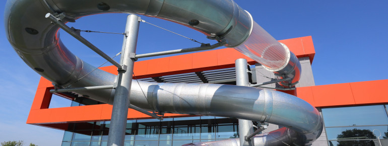 Stolze 65 Meter lang ist die Riesenrutsche.