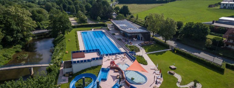 Es gibt außerdem eine Großwasserrutsche vor Ort.