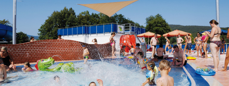 Im Freibad gibt es ein extra Kinderbecken.