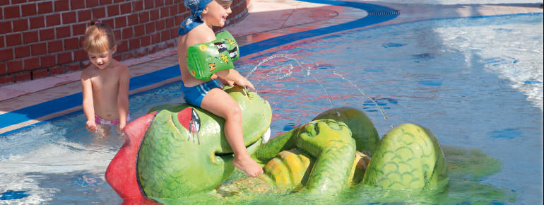 Im Kinderbecken gibt es einen wasserspeienden Drachen.