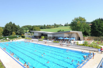 Das 50 Meter Außenbecken im Further Drachensee Freibad eignet sich für das sportliche Schwimmen.