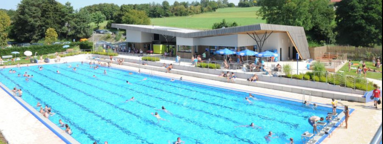 Das 50 Meter Außenbecken im Further Drachensee Freibad eignet sich für das sportliche Schwimmen.