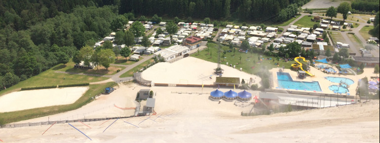 Neben dem Dünenbad befindet sich ein Campingplatz.