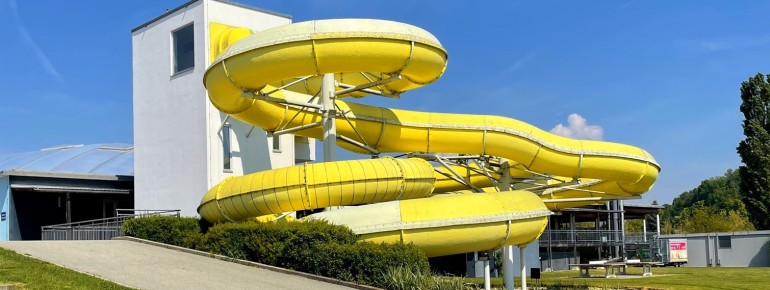 Die Outdoor-Breitrutsche bietet Spaß für Groß und Klein im Außenbereich.