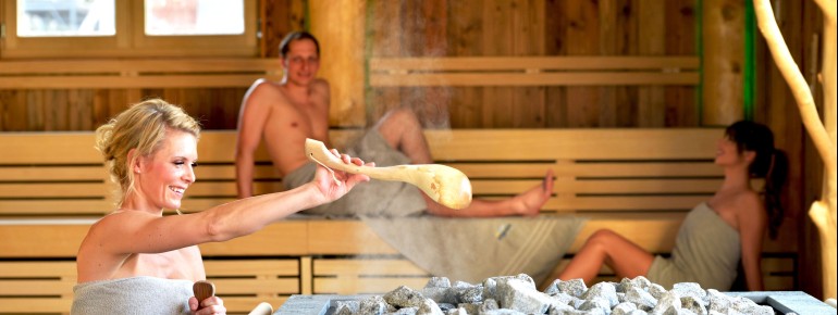 Die Saunawelt lädt mit ihren Aufgüssen zum Entspannen ein.