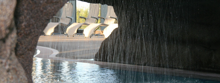 Das große Ostseebecken hat einen Wasserfall.
