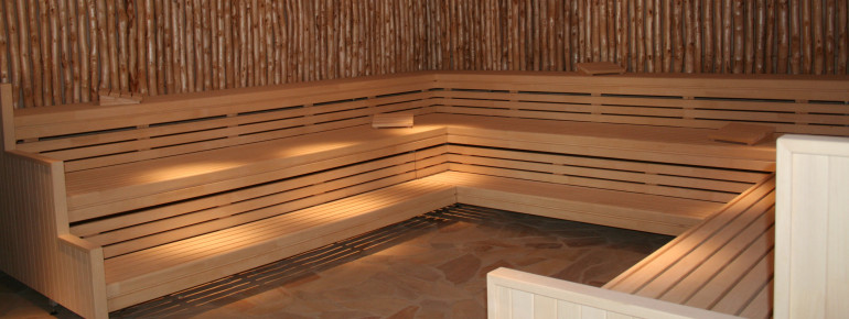 In der Finnischen Sauna finden regelmäßig Aufguss-Zeremonien statt.