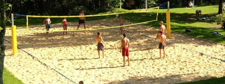 Eine Partie Beachvolleyball sorgt am Badetag für Action.
