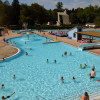 Viel Platz gibt es im großen Nichtschwimmerbecken des Traunsteiner Freibads.