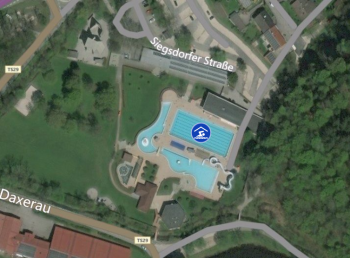 Auf einem großen kostenlosen Parkplatz kannst du dein Auto direkt am Schwimmbad parken.