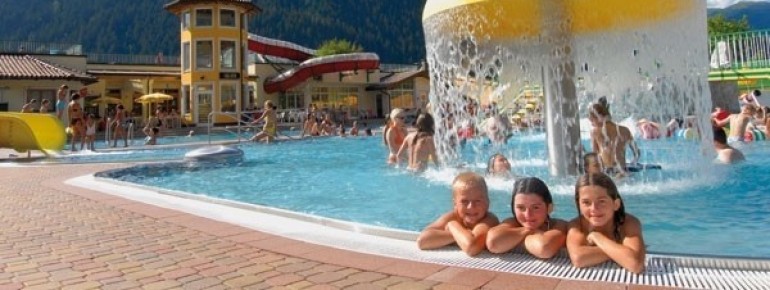 Außenanlage mit mehreren Wasserpilzen