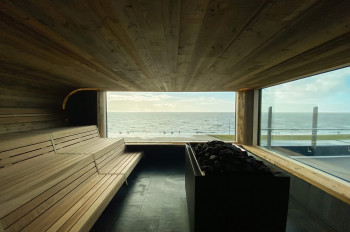 Freier Blick von der Panoramasauna auf das UNESCO-Weltnaturerbe Wattenmeer.