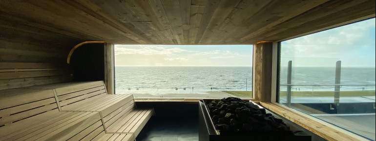 Freier Blick von der Panoramasauna auf das UNESCO-Weltnaturerbe Wattenmeer.