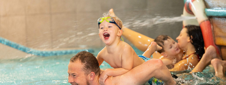 Familienspaß im Kinderbecken der Meerzeit Büsum.