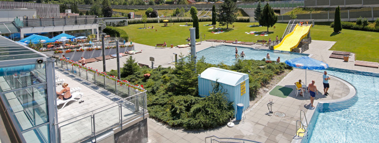 Im Erlebnisbad hat man auch eine tollen Blick auf die Schladminger Bergkulisse.