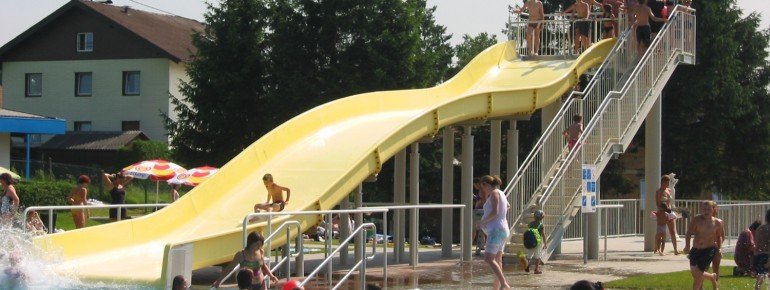 Die Wellenrutsche im Erlebnisbad in Straßwalchen ist ein beliebter Ort bei Kindern.