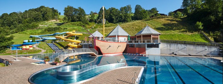 Ein großes Piratenschiff bildet den Mittelpunkt des Erlebnisbads in Saalbach.