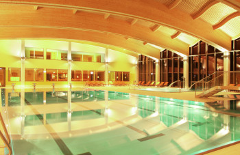 Das große lichtdurchflutete Hallenbad bietet mit 4 verschiedenen Becken viel Platz.