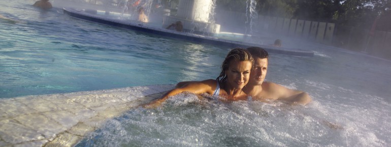 Ein großer Außenbereich lädt zum Entspannen im Thermalwasser ein.