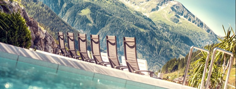 Erholung mit Aussicht – die Bergkulisse wird in der Felsentherme zum Teil des Wellnesserlebnisses.