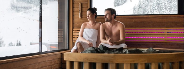 Saunieren mit Aussicht: In der Felsentherme trifft Wärme auf weite Berglandschaft.