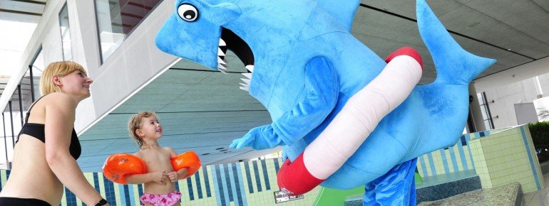 Maskottchen "Juch-Hai" am Kinderbecken