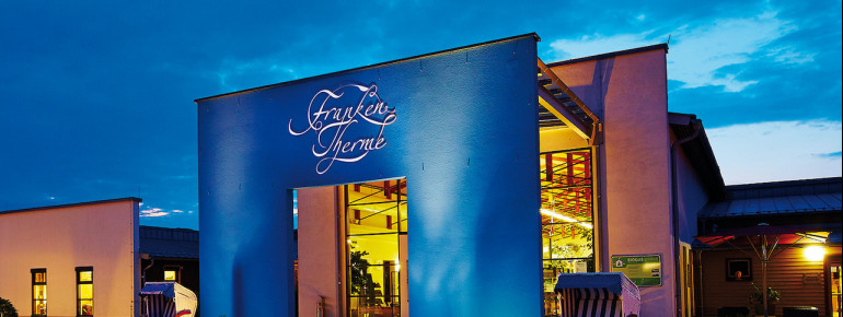 Hinter dem Eingang der Franken-Therme eröffnet sich dir ein breites Angebot an Solebecken, Saunen und Dampfbädern.