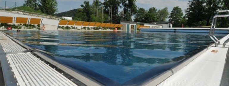 An warmen Sommertagen kann man im Schwimmbecken seine Bahnen ziehen