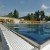An warmen Sommertagen kann man im Schwimmbecken seine Bahnen ziehen