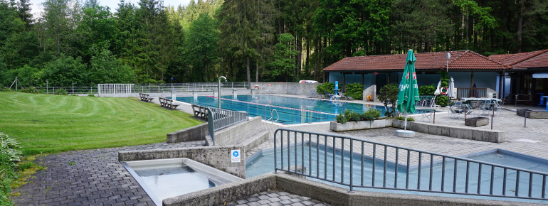 Schwimmerbecken und Babybecken