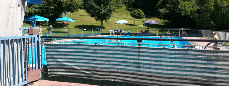 Einige groß gewachsene Bäume ermöglichen nahezu jedem Gast einen Schattenplatz auf der großzügigen Liegefläche