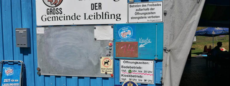 Am Eingang werden tagesaktuelle Nachrichten wie die Öffnungszeit immer bekannt gegeben.