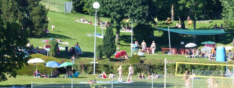 Das Freibad Tiefenbach hat neben den Becken auch einen Beachvolleyballplatz anzubieten
