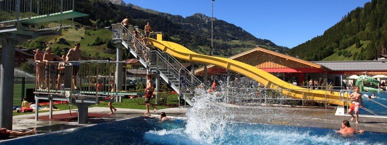 Badespaß für Groß und Klein im Freibad Großarltal.