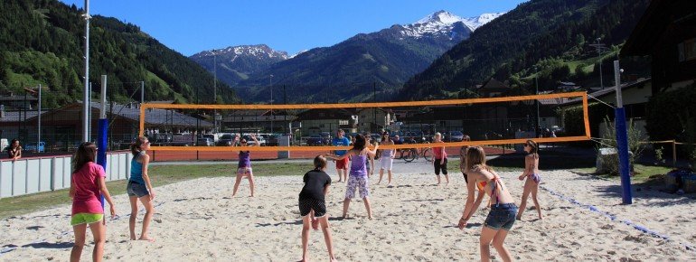 Für Abwechslung sorgt das Beachvolleyballfeld.