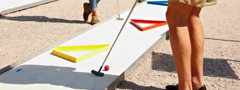 Die Minigolfanlage neben dem Freibad sorgt für Abwechslung.