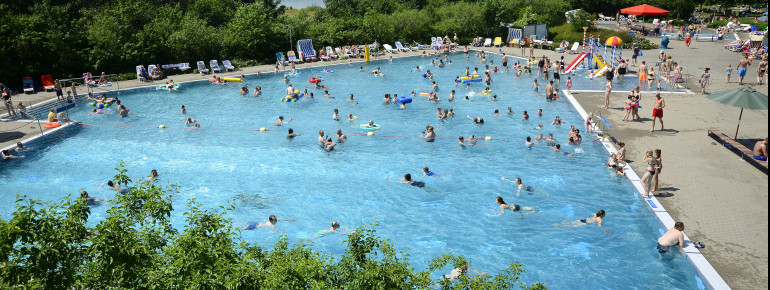 Das Spaß- und Schwimmerbecken ist das zentrale Warmwasserbecken im Freibad.