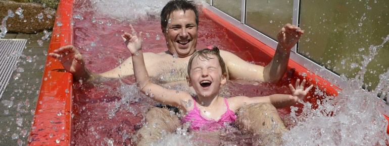 Die 49 Meter lange Wasserrutsche ist ein großer Spaß für Groß und Klein.