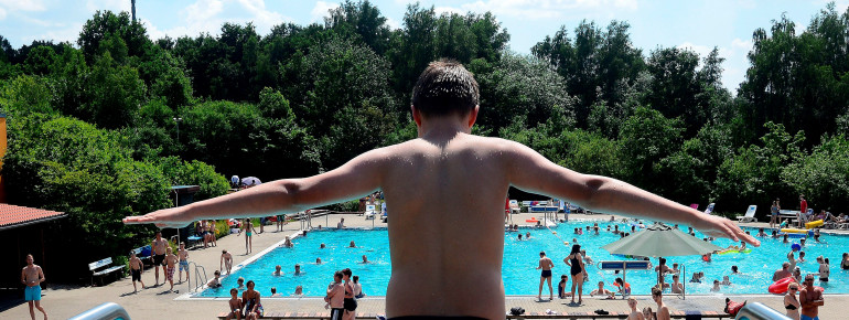 Bei einer Beckentiefe von fast 4 Metern kannst du am Sprungbecken deine Saltos ausprobieren.